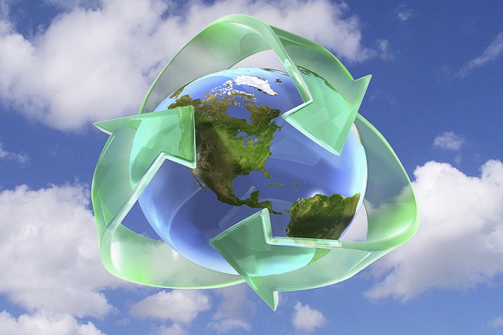 kula ziemska ze strzałkami recyklingu